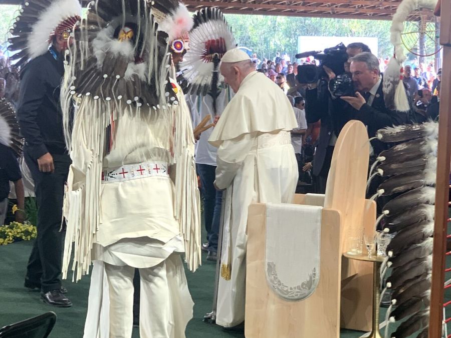Il papa incontra gli indigeni (foto Twitter Spadaro)