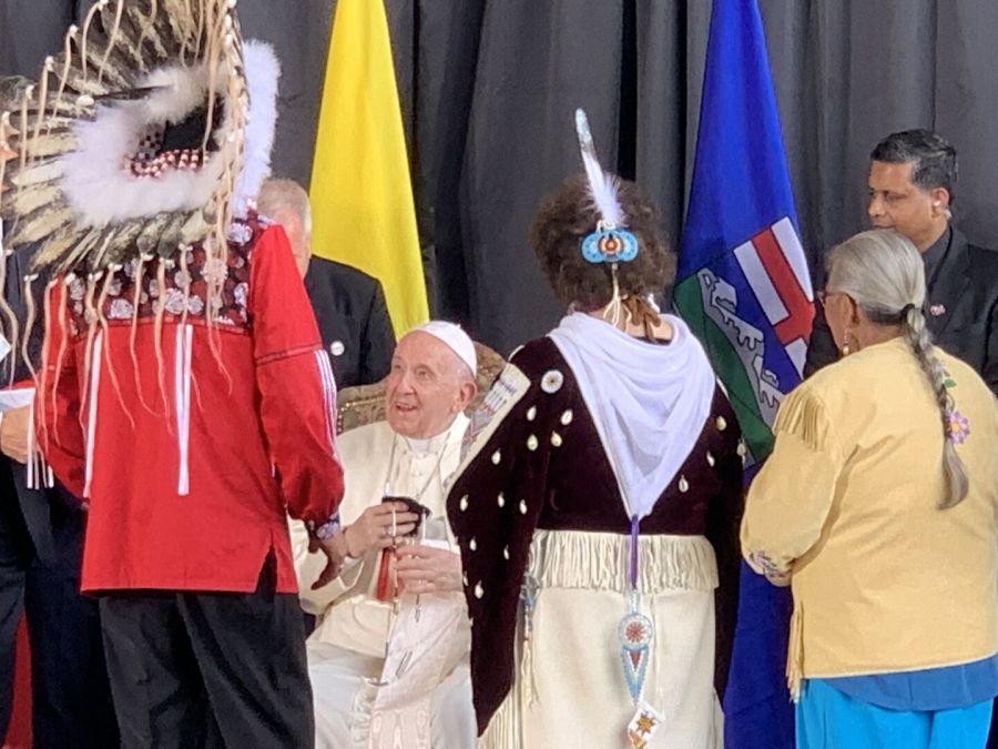 Il primo incontro di saluto con le popolazioni indigene #PapaInCanada