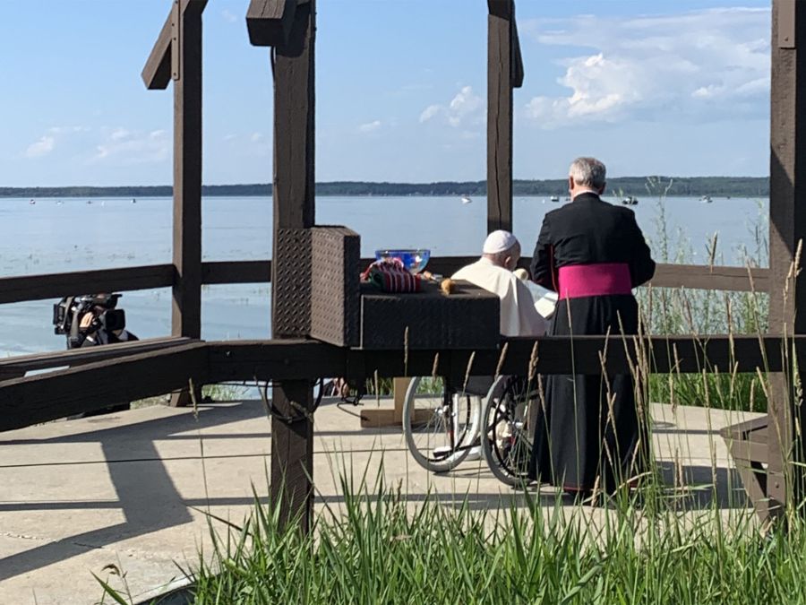Papa Francesco in Canada davanti al Lago di Sant’Anna, metà di pellegrinaggio