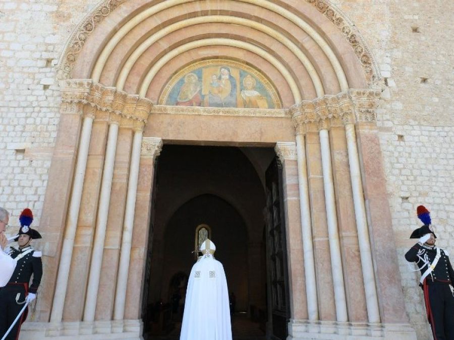 Il Papa all'Aquila apre la Porta Santa della perdonanza (28 agosto 2022)
