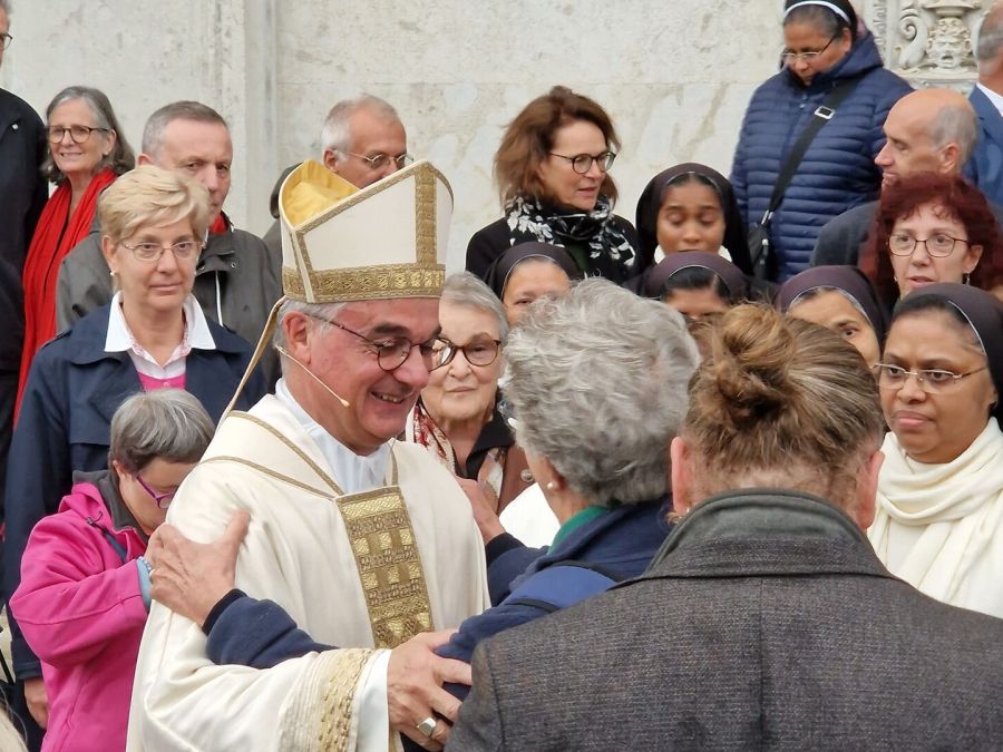 Il vescovo Lazzeri salutato dalla gente all'uscita dalla Cattedrale (23.10.2022)