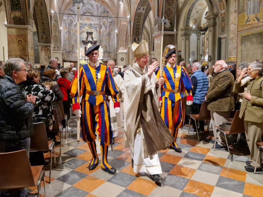 Il vescovo Alain saluta i fedeli alla Messa in cattedrale a Lugano di  inizio ministero (5.11.2022)