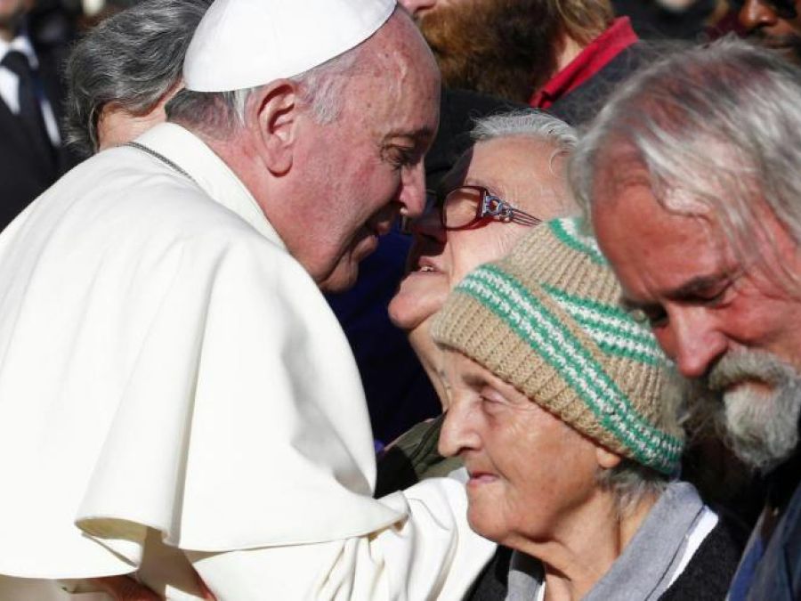 Papa Francesco durante la giornata dedicata ai poveri