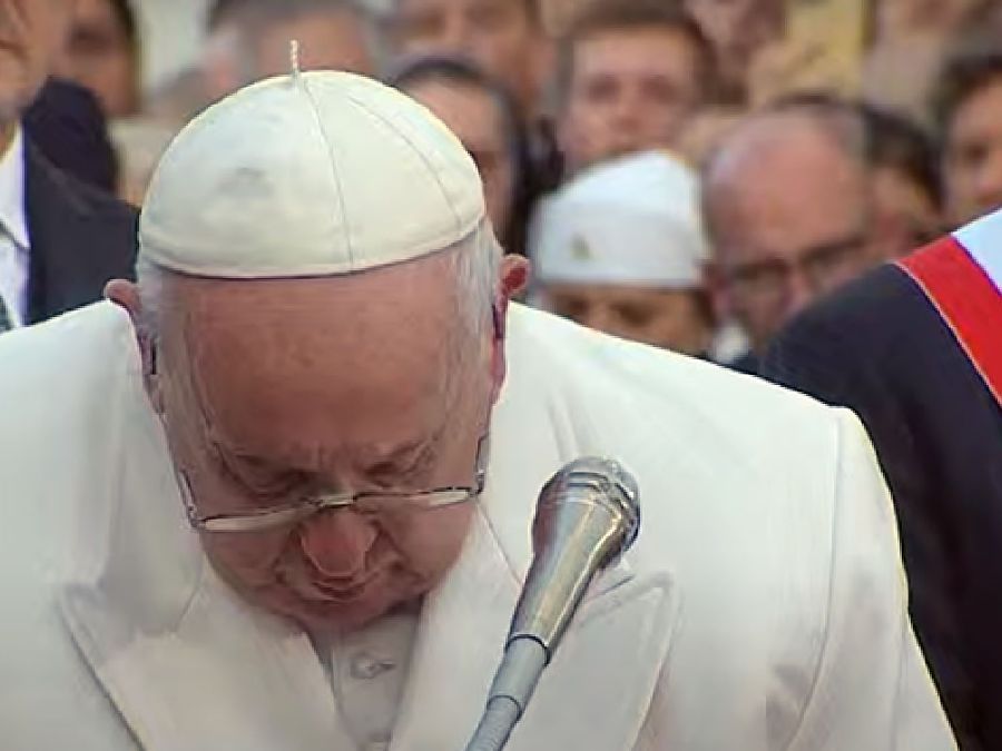 Il papa in lacrime (foto cath.ch)
