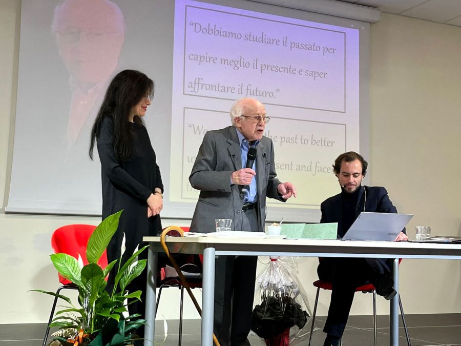 Al centro: Fishel Rabinowitz