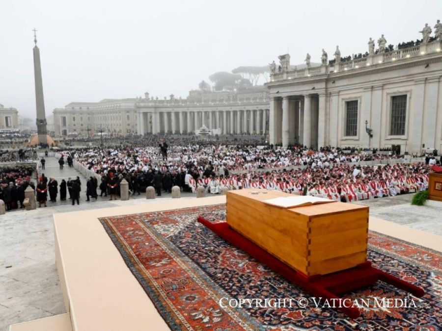 L'ultima saluto al Papa emerito in Piazza San Pietro a Roma
