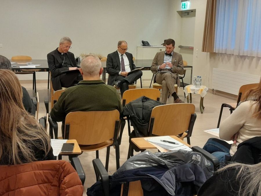 Da sin. mons. Alain de Raemy, il prof. Daniel Arasa, e l'addetto stampa della Curia Luca Montagner