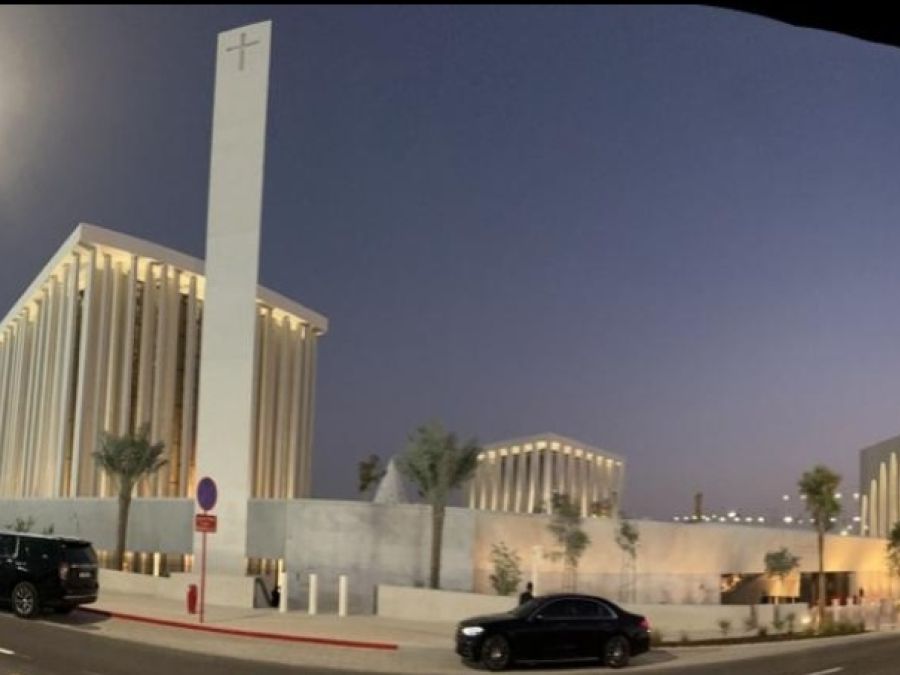 La Chiesa di San Francesco ad Abu Dhabi  fa parte della Casa della Famiglia Abramitica. Racchiude, all'interno di un unico sito, una Moschea, una Chiesa e una Sinagoga