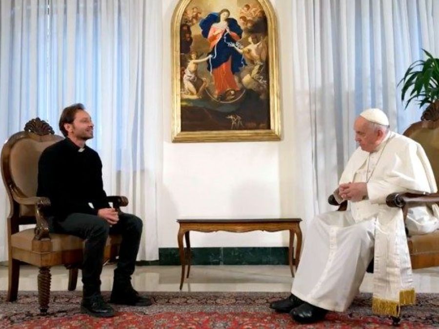 Il Papa a colloquio con don Davide Banzato