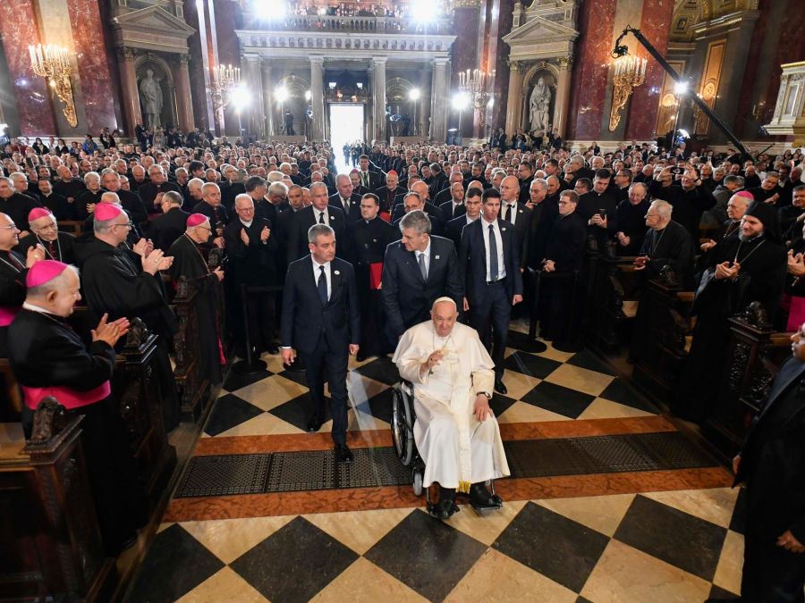 Papa Francesco nella cattedrale di Santo Stefano a Budapest, Ungheria