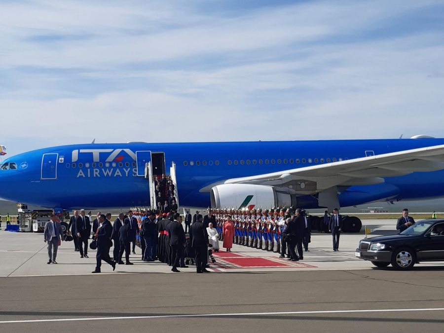 Il Papa arriva in Mongolia