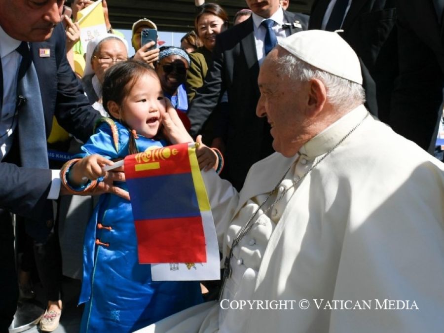 Papa Francesco saluta la Mongolia