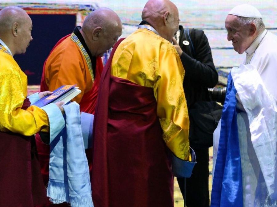 Il Papa incontra in Mongolia leader delle diverse religioni e delle altre Chiese cristiane
