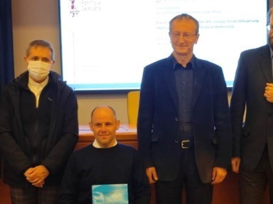 Al centro, don Marcin Krzemień, durante la difesa del dottorato a Roma
