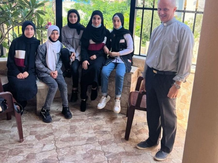 Padre Puccini, in Libano, con alcune giovani (foto associazione ouipourlavie)