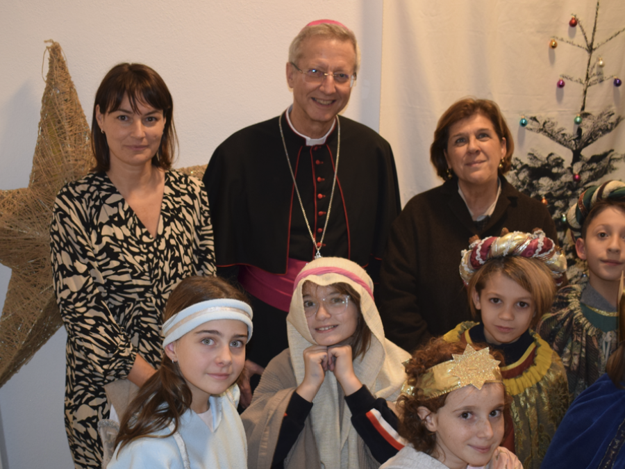 Il Vescovo Alain de Raemy, attorniato dalla direttrice Jessica Consoli e dalla presidente dell’Associazione Casa Santa Elisabetta Lisa Ciocco-Cavalleri con i Cantori della Stella. (Foto Missio)