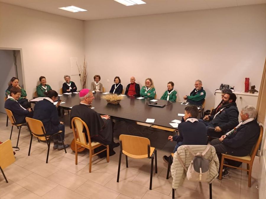 Il gruppo Foulard Bianchi con il vescovo Alain de Raemy