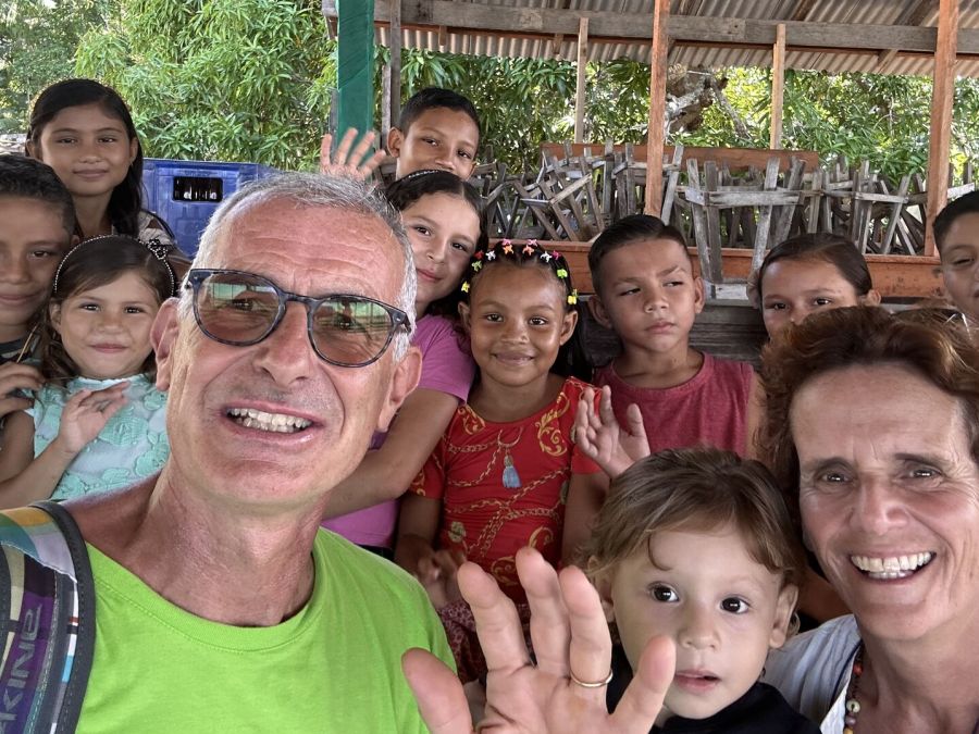 Roberto Beretta e Marina Lazzati con alcuni bimbi sull’isola di Marajò