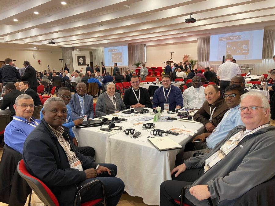 Don Gaia, primo a destra, ad un tavolo di lavoro dell'incontro internazionale