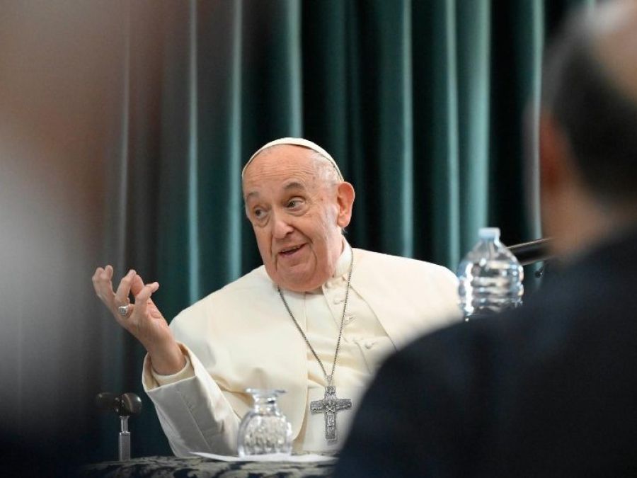 Papa Francesco in dialogo con dei parroci