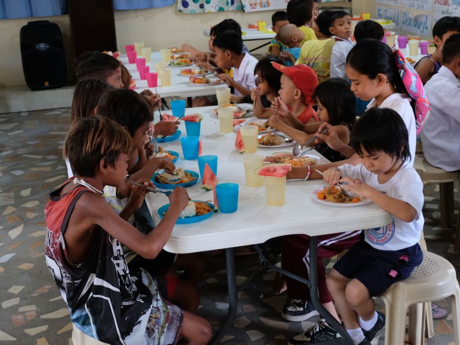 Bambini in uno dei centri nutrizionali dell'arcidiocesi di Davao CIty, nella Filippine