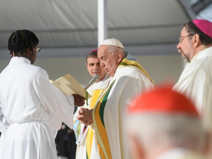 Il Papa durante la Messa nello stadio di Bruxelles