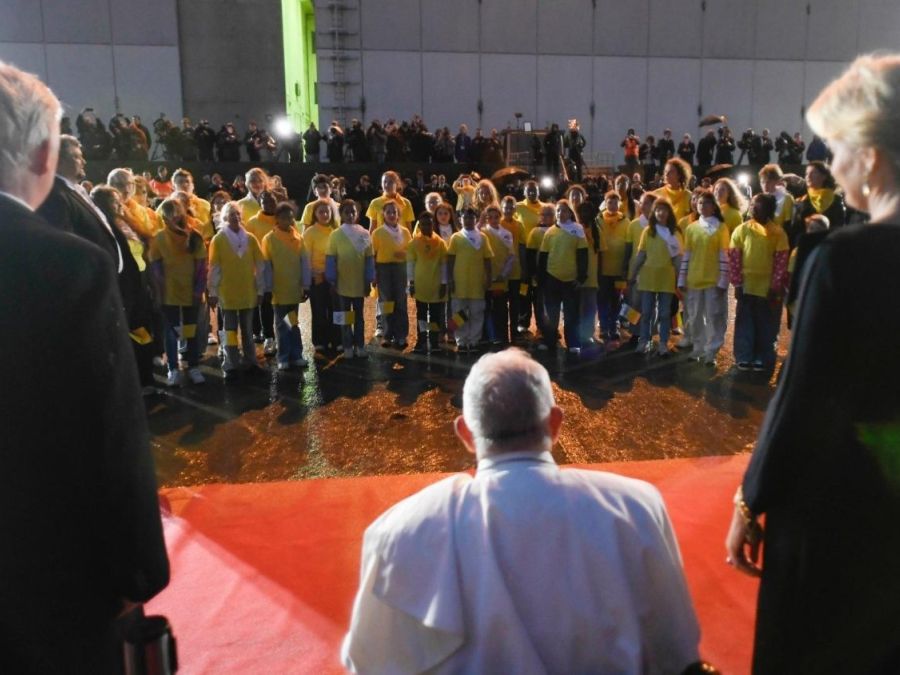 Papa Francesco appena arrivato in Belgio assiste ai canti di benvenuto di un coro di bambini e ragazzi. @VaticanMedia
