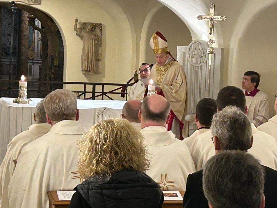 Il cardinale Koch durante la liturgia nelle Grotte vaticane
