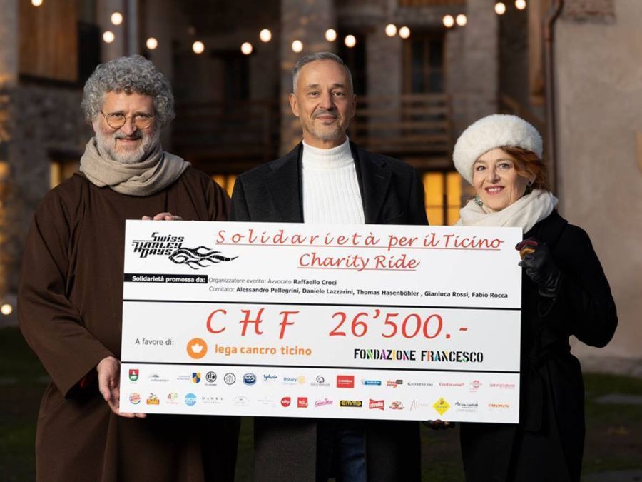 Il momento della consegna dello chèque XXL di CHF 26'500; da sinistra: fra Martino Dotta (Fondazione Francesco), Avv. Raffaello Croci (Organizzatore evento), Dir. Alba Masullo (Lega Cancro Ticino)