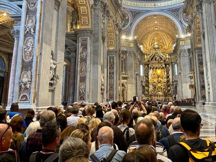 Pellegrini a Roma nella Basilica di San Pietro per l'ultimo saluto a Papa Francesco