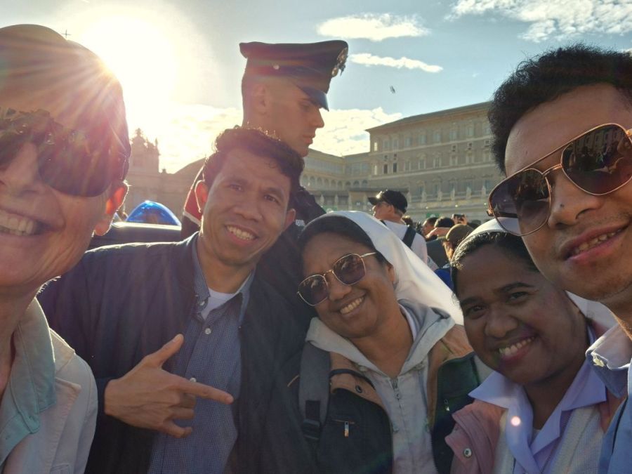 In piazza San Pietro in attesa della fumata con alcuni giovani di Indonesia e Timor Est