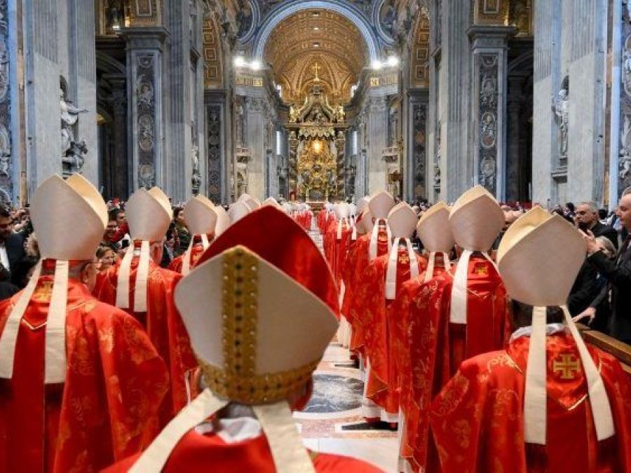 La Messa pro eligendo Pontifice nella Basilica vaticana presieduta dal cardinale decano Giovanni Battista Re