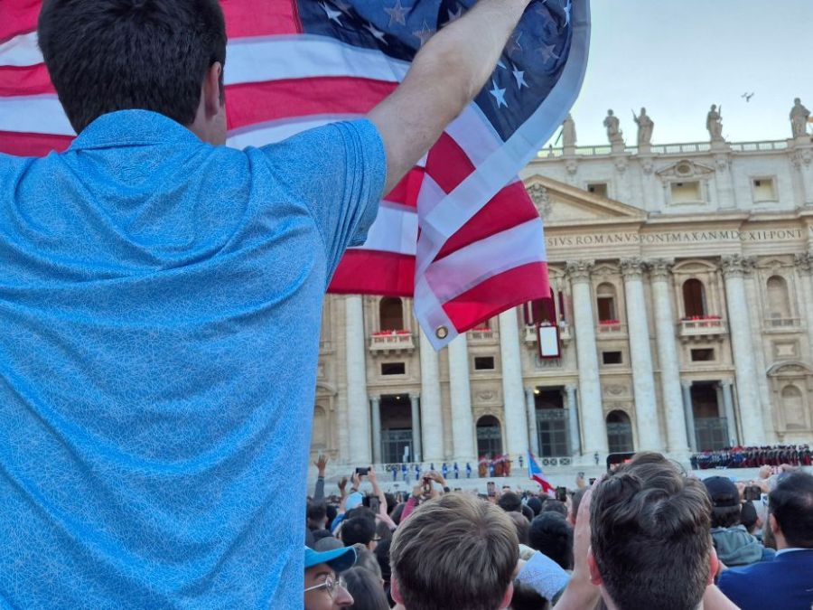 Esultano i ragazzi americani in piazza San Pietro