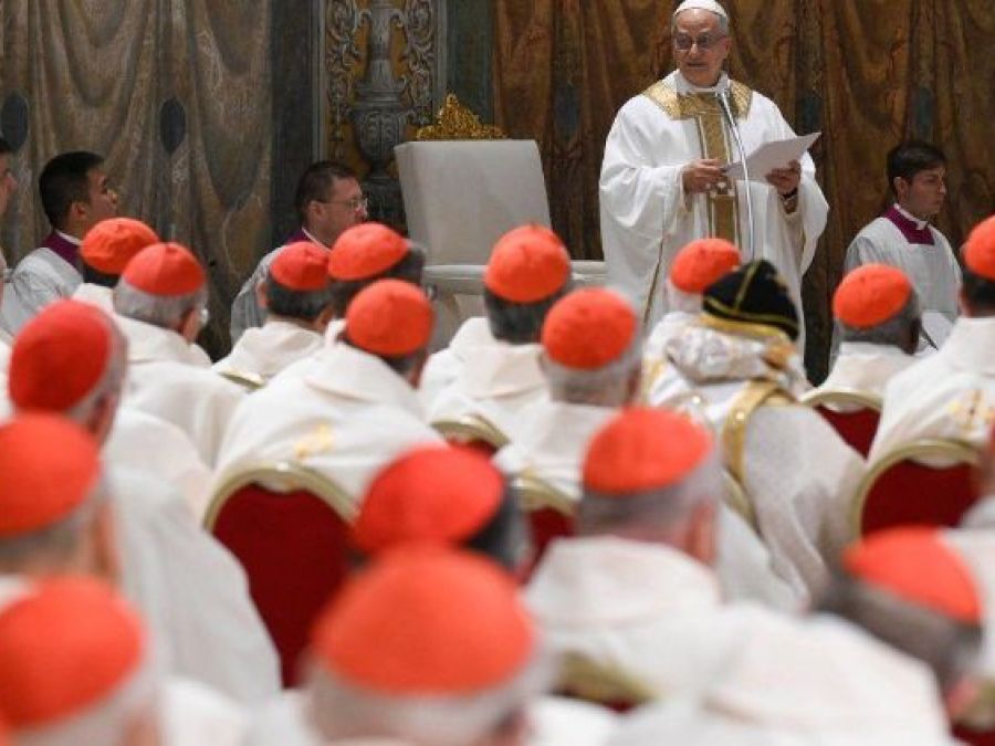 Papa Leone XIV con i cardinali in Cappella Sistina