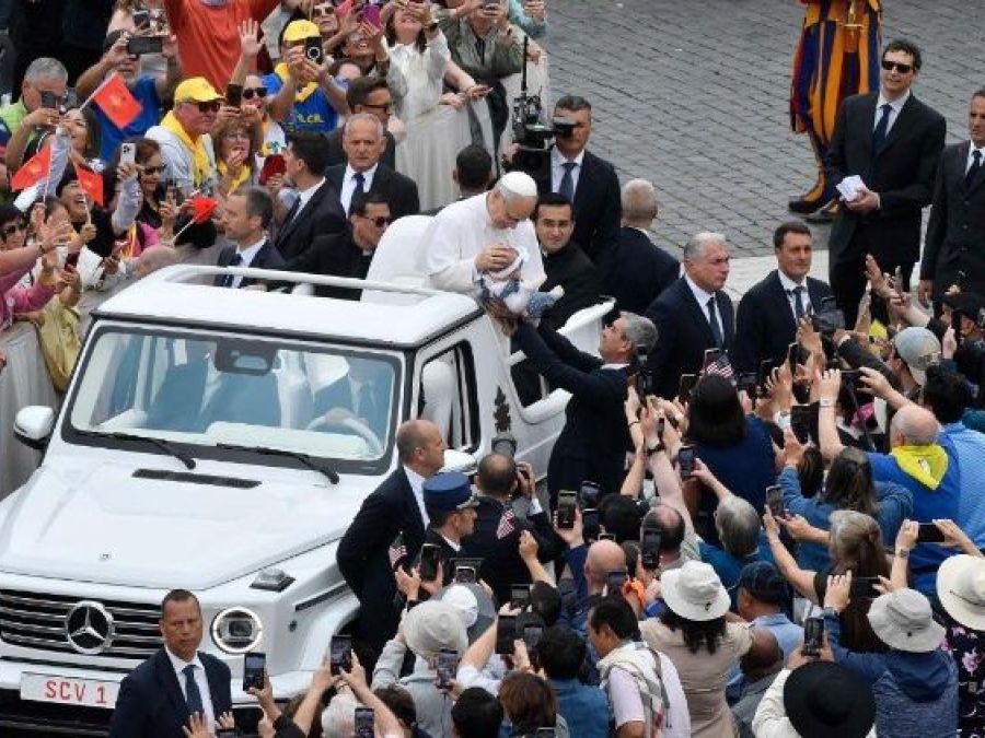 Leone XIV tra i pellegrini riuniti in piazza San Pietro per l'udienza generale