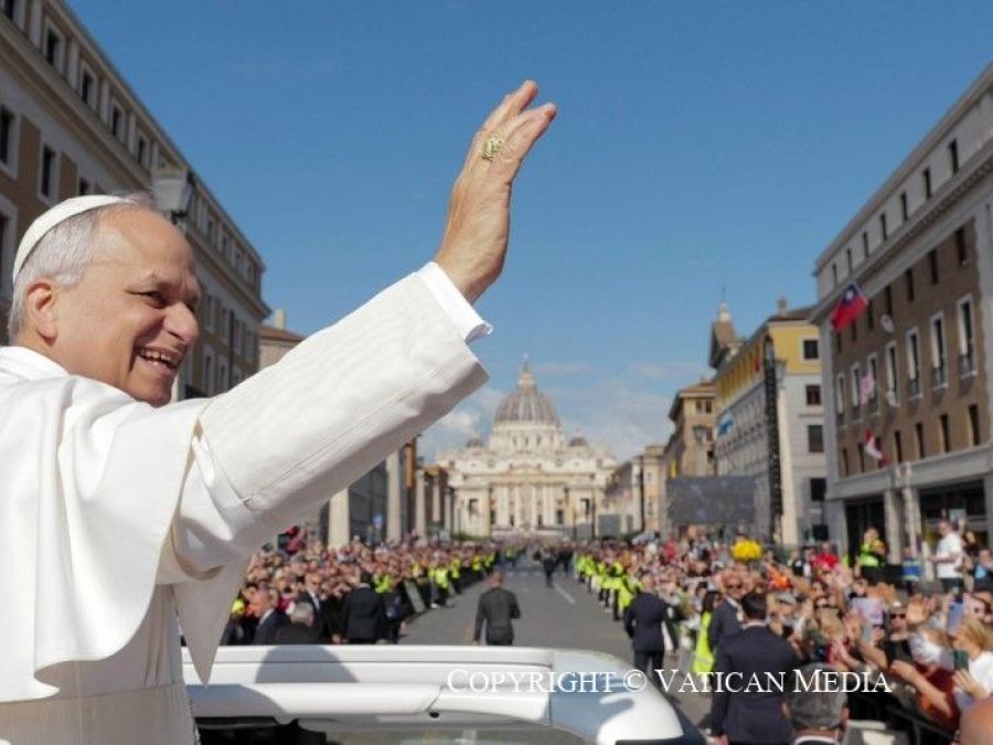 Papa Leone XIV saluta i fedeli prima della Messa di inizio Pontificato