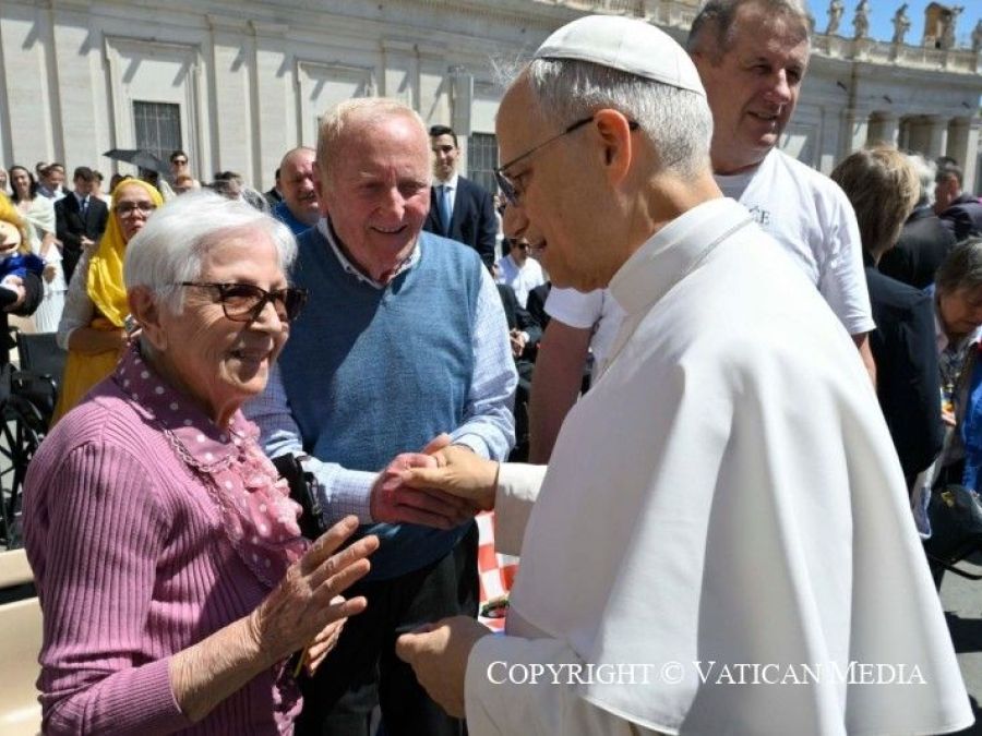 Papa Leone XIV incontra i pellegrini durante l'udienza generale