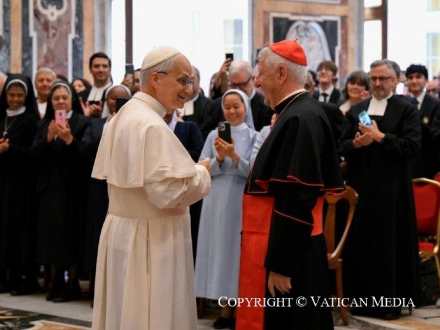 Papa Leone XiV durante l'udienza con le scuole crsitiane