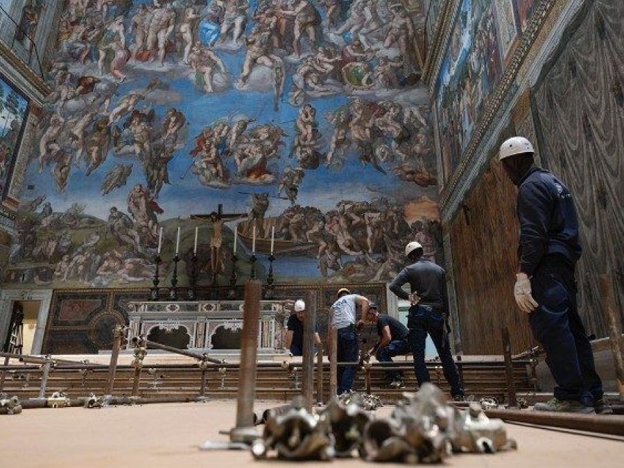 Installazione della stufa nella Cappella Sistina in vista del Conclave del 7 maggio 2025