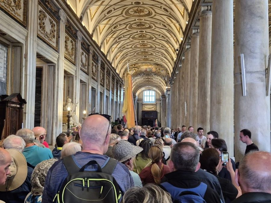 Folla in visita alla tomba di Papa Francesco nella Basilica di Santa Maria Maggiore a Roma