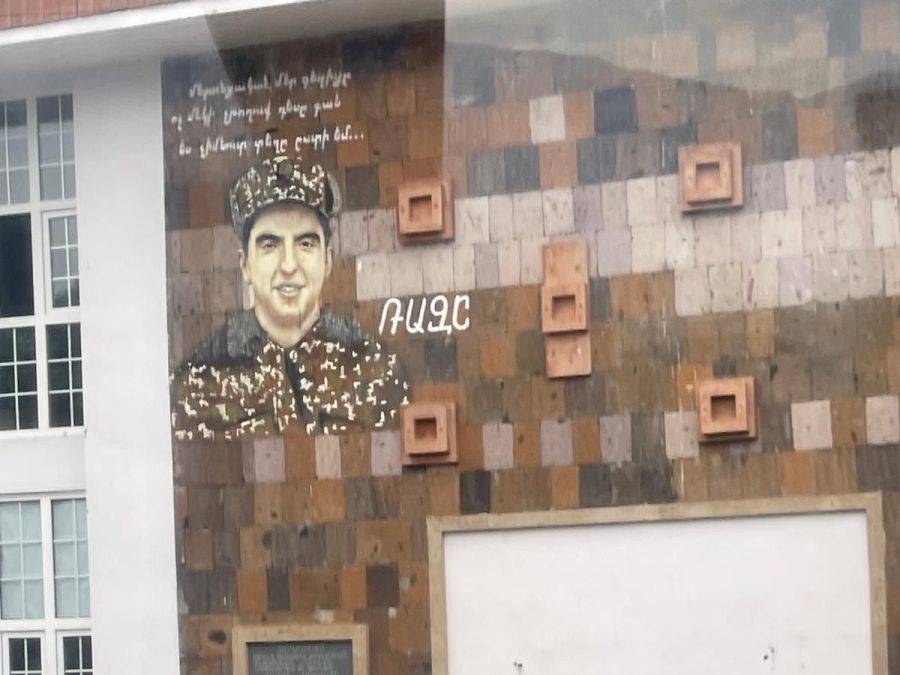 Murales che ritrae un soldato, nel Nagorno-Karabakh