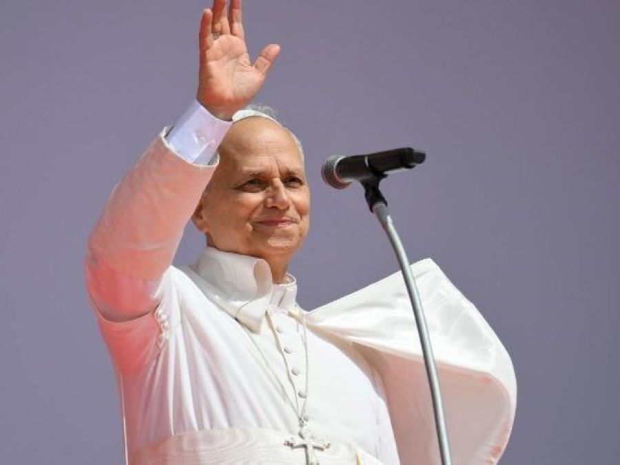 Papa Leone durante il saluto finale ai giovani, al termine della Messa del Giubileo a Tor Vergata