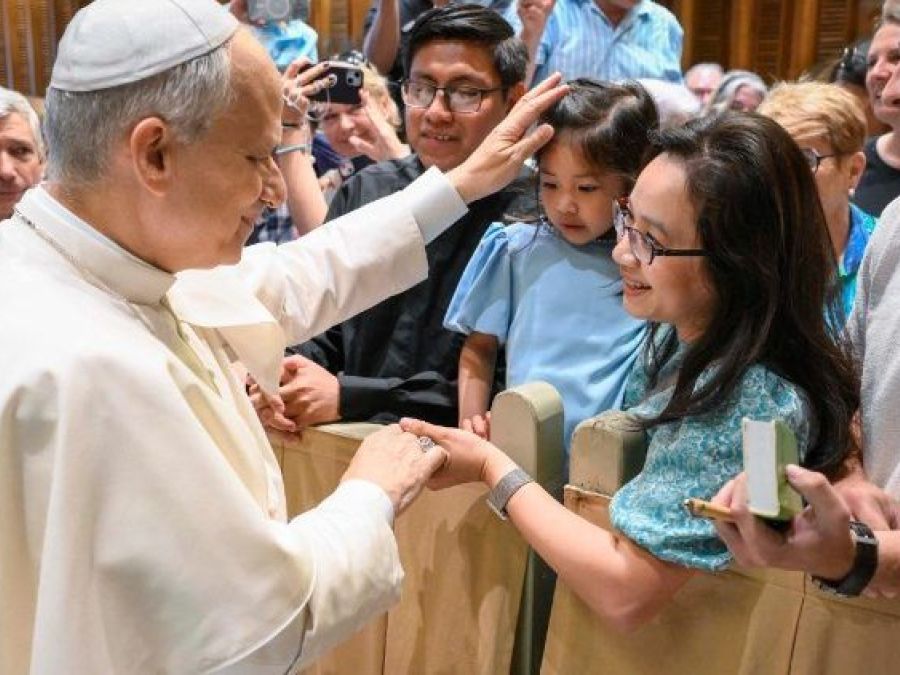 Il Papa saluta i fedeli nel cortile Patriano dopo aver tenuto l'udienza nell'aula Paolo VI
