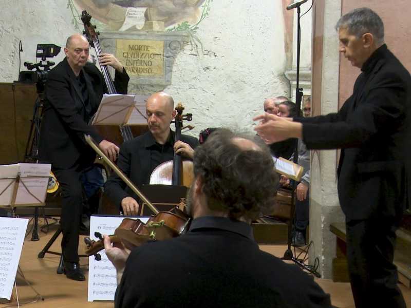 A destra: Franco Caccia, direttore della Corale Santa Maria dei Miracoli