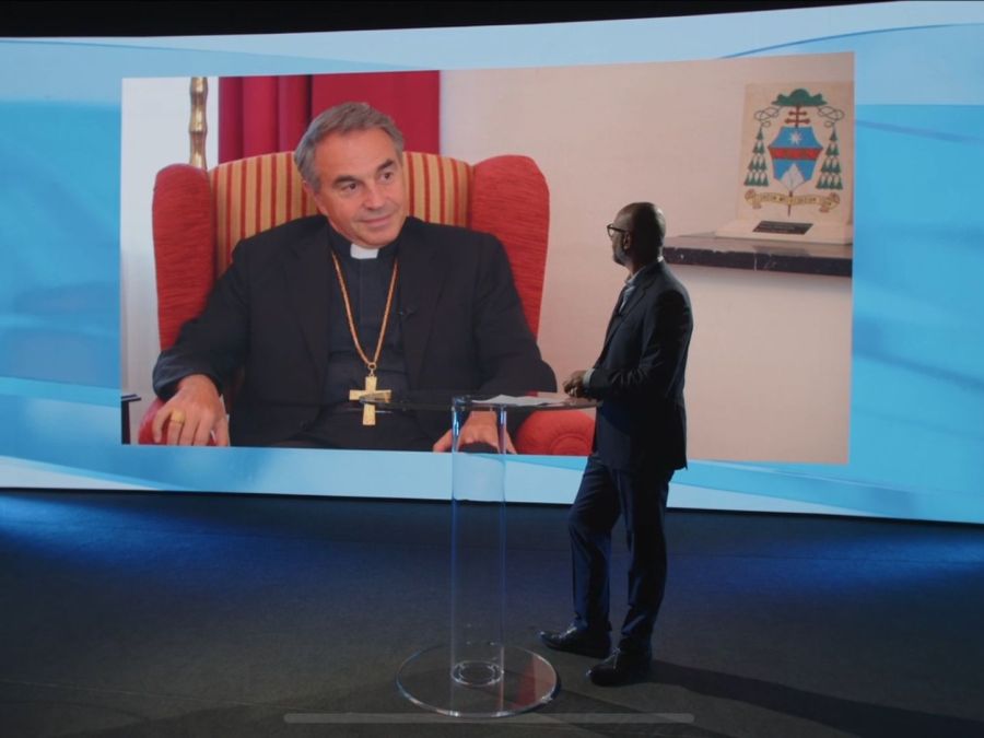 Mons. Balestrero a Strada Regina.