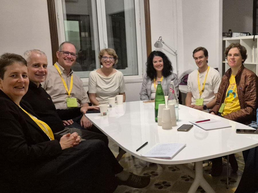 Alcuni partecipanti svizzeri a Roma al giubileo delle équipe sinodali durante la tavola rotonda con i giornalisti svizzeri