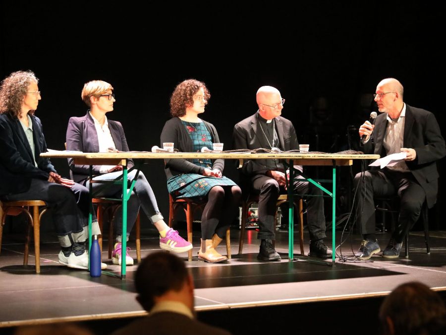 I partecipanti al Café scientifique a Friborgo: da sin: Stéphanie Roulin, Rita Menoud, Mélanie Cornet, Mgr Charles Morerod et Fabien Hunenberger