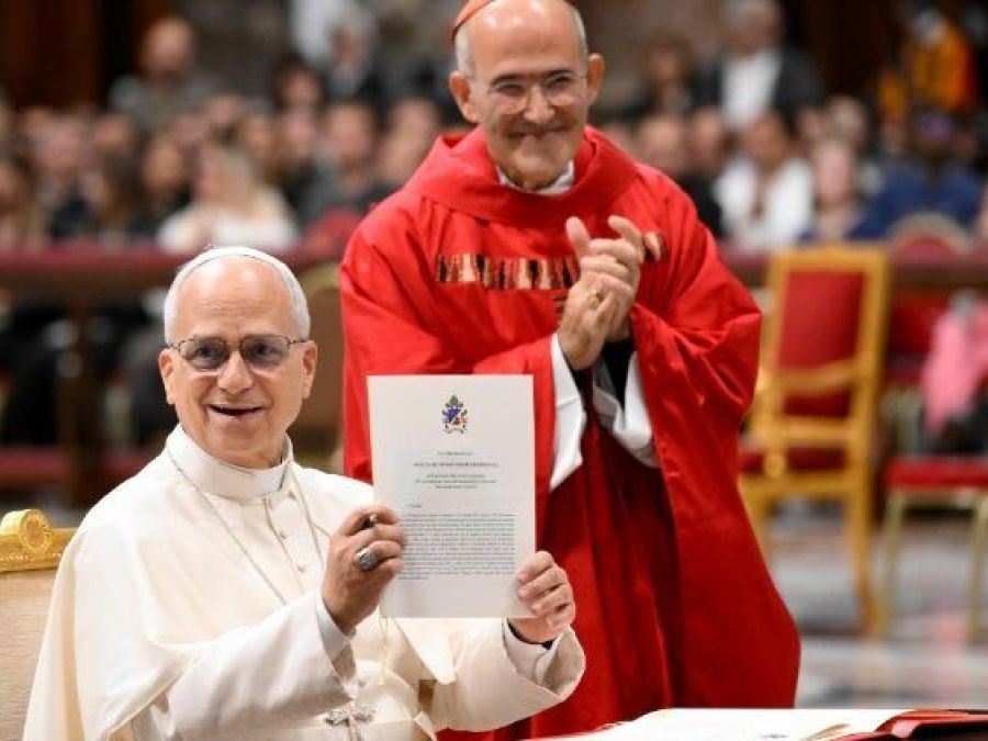 Papa Leone XIV mostra la Lettera apostolica