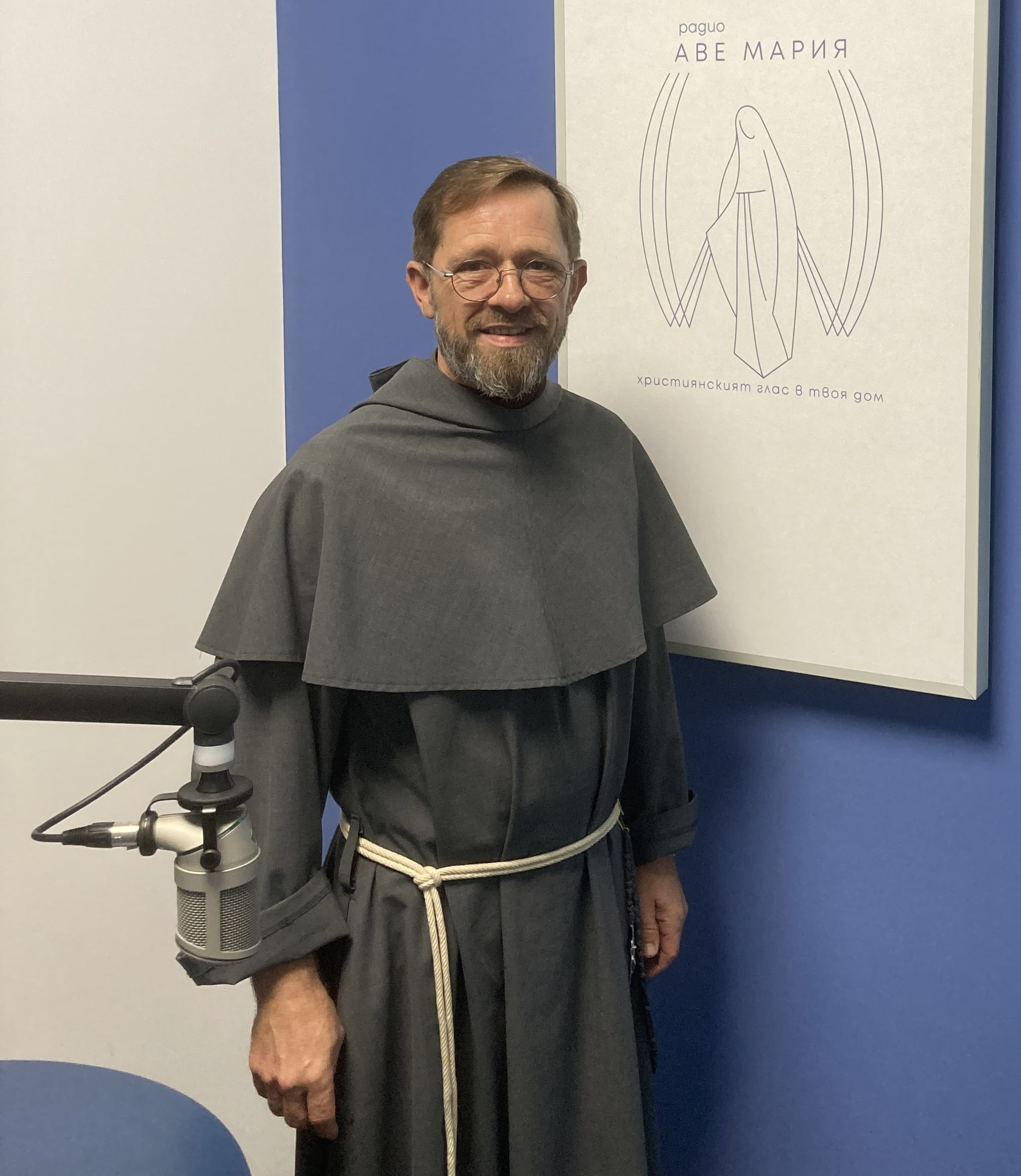 Padre Jaroslaw Bartkiewicz nello studio di Radio «Ave Maria»