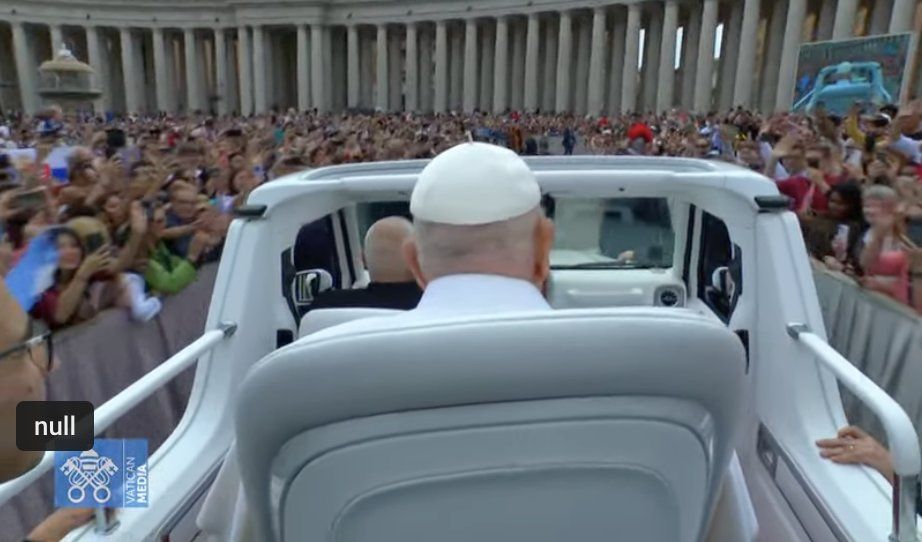Il Papa in jeep tra la folla in piazza San Pietro il giorno di Pasqua 2025